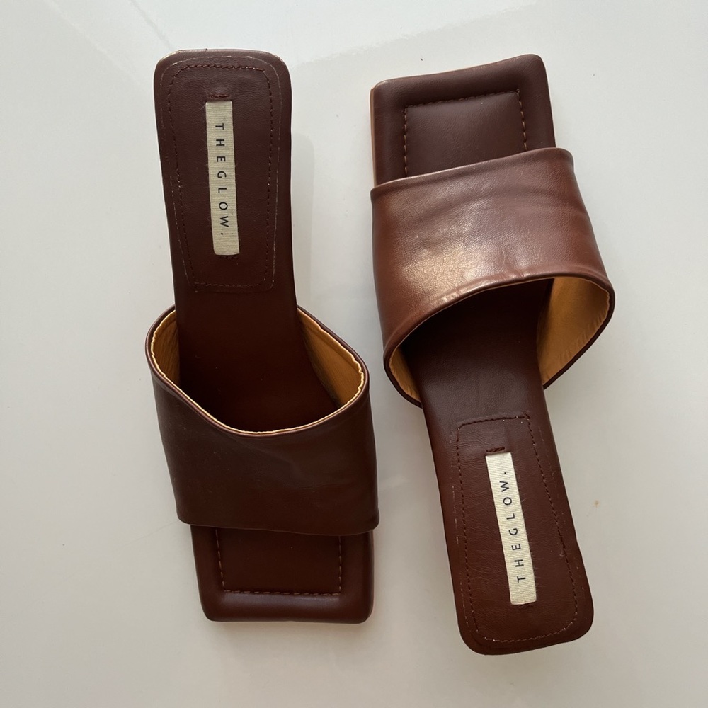 SQUARE TOE KITTEN HEELS